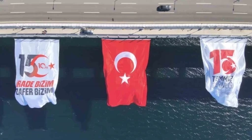 15 Temmuz&rsquo;un 10&rsquo;uncu yılı anısına &Ccedil;anakkale K&ouml;pr&uuml;s&uuml;&rsquo;nde T&uuml;rk bayrağı dalgalandırıldı
