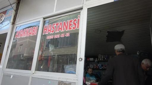 15 yıldır ayakkabı tamir ederek ailesini geçindiriyor
