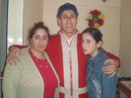 15 yıldır kayıp kızının izini s&uuml;ren g&ouml;z&uuml; yaşlı anne: "G&uuml;listan Doku dosyası ile umutlandık, bir mezar bile insana umuttur"
