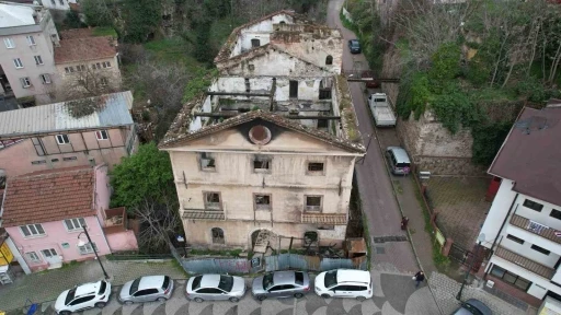 156 yıllık tarihi bina yangında zarar g&ouml;rd&uuml;
