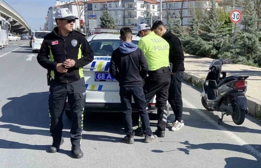 16 yaşında ehliyetsiz, plakasız ve kasksız motora bindi, 54 bin lira ceza yedi
