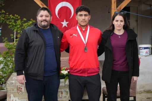17 yaşında güreşte Edirne’nin gururu oldu
