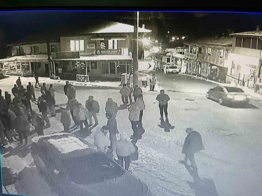 17 yaşındaki &ccedil;ocuk, husumetlisini silahla vurdu: 2 g&ouml;zaltı
