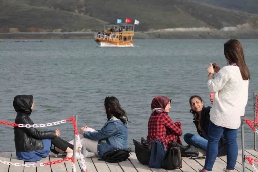 1700 rakımdaki doğa harikası g&ouml;l turistlerin ilgi odağı
