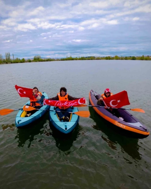 19 Mayıs coşkusu k&uuml;rek sesleriyle yankılandı
