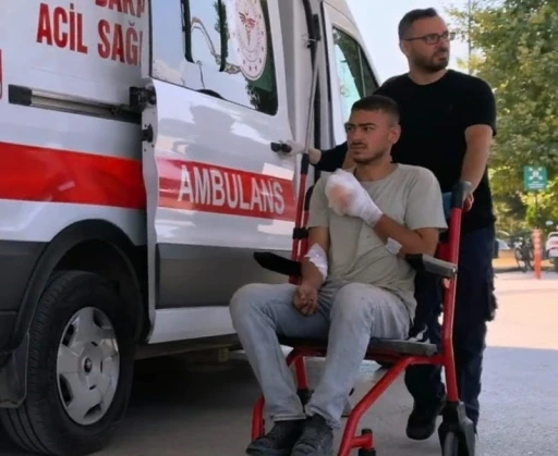 19 yaşındaki gen&ccedil; elektrikli testereyle &ccedil;alışırken parmakları kesildi
