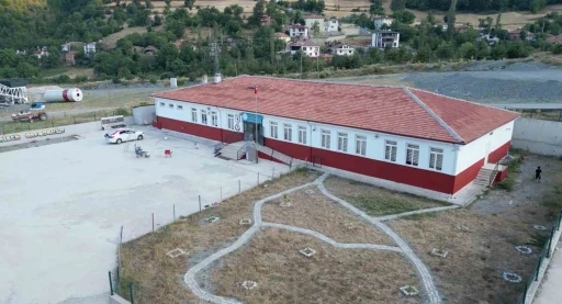 1965 Samsunspor Derneği, kırsaldaki ortaokulu kırmızı-beyaza boyadı
