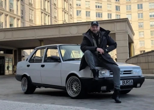1995 model Tofaş "16" plakası ile New York sokaklarında
