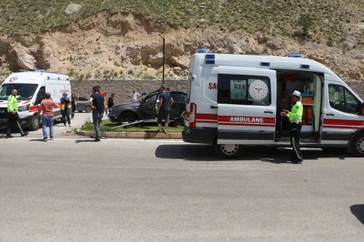 2 araç kavşakta çarpıştı, 3’ü çocuk 6 kişi yaralandı
