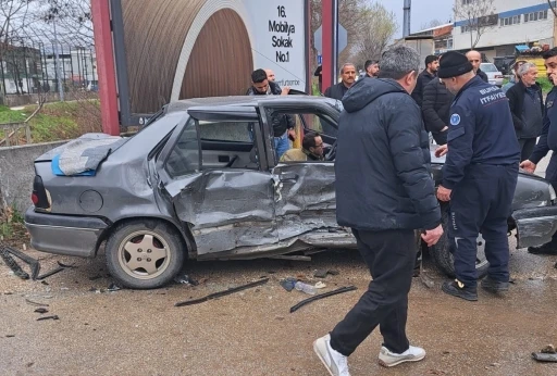 2 aracın karıştığı kazada 4&rsquo;&uuml; &ccedil;ocuk 9 kişi yaralandı
