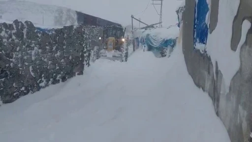 2 bin 300 rakımda zorlu karla m&uuml;cadele &ccedil;alışması
