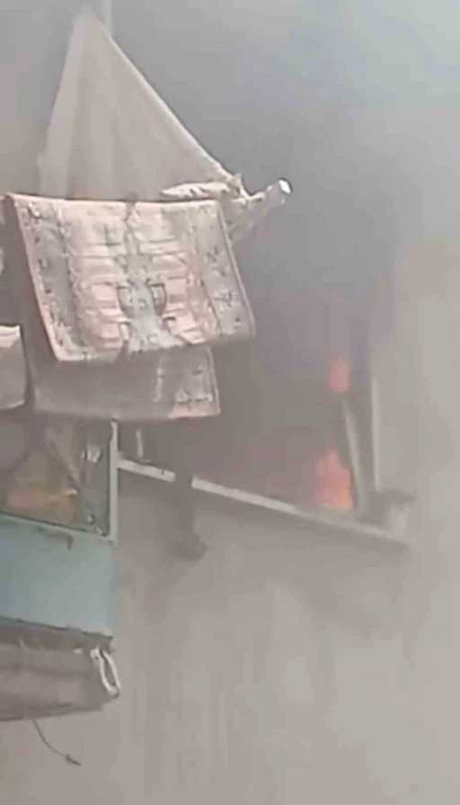 2 katlı bina alevlere teslim oldu

