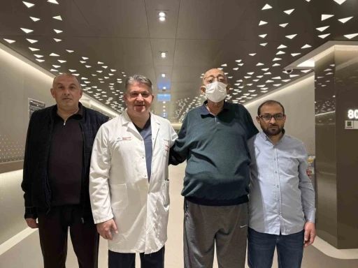 2 kişiden alınan karaciğerle yaşama tutundu: "D&uuml;nyada &ccedil;ok nadiren yapılıyor"

