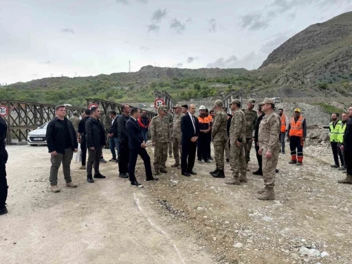 2. Ordu Komutanı Topaloğlu Hakkari-Van yolundaki &ccedil;alışmaları inceledi
