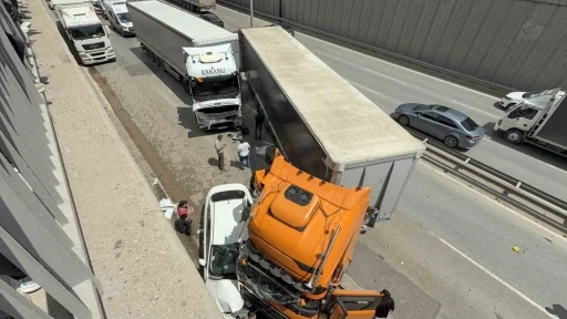 2 tır ve 1 otomobilin hurdaya d&ouml;nd&uuml;ğ&uuml; kazayı s&uuml;r&uuml;c&uuml;ler hafif sıyrıklarla atlattı
