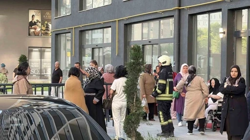 20 katlı binada yangın paniği: Bina sakinleri yanlış alarmla sokağa d&ouml;k&uuml;ld&uuml;
