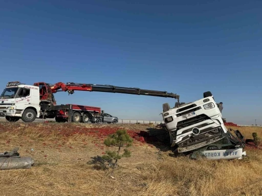 20 ton salçalık biber kazada çevreye dağılarak ziyan oldu
