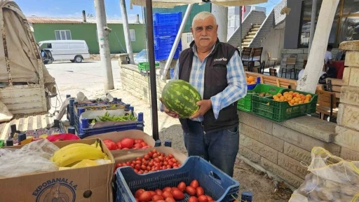 20 yıldır tarlada üretip pazarda satıyor

