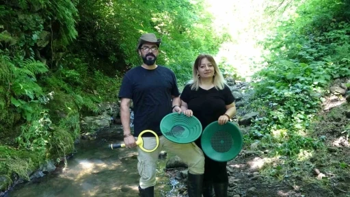 20 yıllık evli &ccedil;ift, Ordu&rsquo;nun derelerinde altın peşinde
