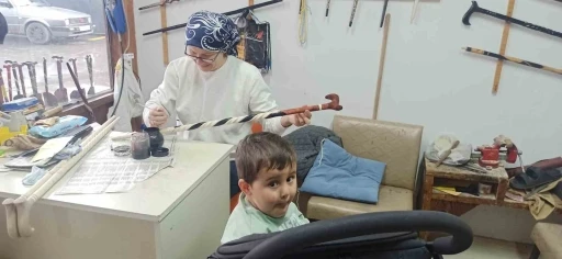 20 yıllık Fatime usta bir eliyle torun sallıyor, diğer eliyle d&uuml;nyaca &uuml;nl&uuml; bastonlara şekil veriyor
