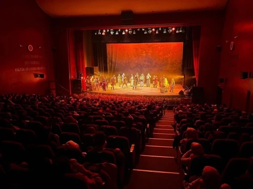 &lsquo;2026 Şeyh Edebali Yılı&rsquo; kapsamında &lsquo;Devlet Ana&rsquo; oyunu Bilecik&rsquo;te sahnelendi
