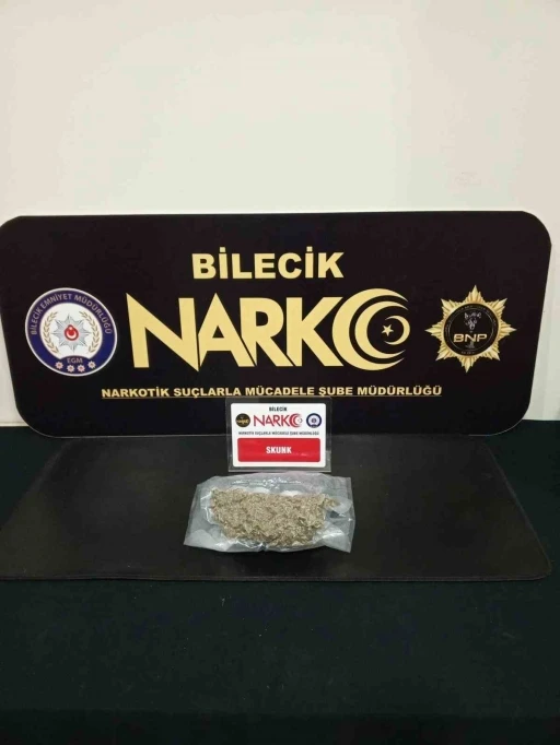 220 gram uyuşturucu maddeyi &ccedil;adırın i&ccedil;ine saklamışlar
