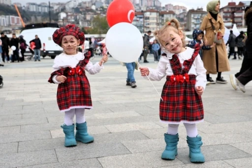 23 Nisan&rsquo;da &ccedil;ocuklar kırmızı beyaz renklerle sahne aldı
