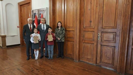 23 Nisan&rsquo;da koltuğu devralan minik kaymakamın ilk talebi tebess&uuml;m ettirdi
