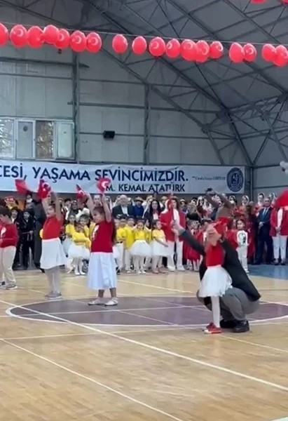 23 Nisan’da yürekleri ısıtan anlar: Bursa’da bir baba, özel eğitim sınıfındaki kızını yalnız bırakmadı
