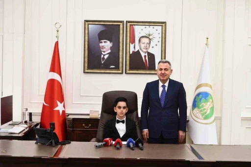 23 Nisan kutlamalarında İzmir Valiliği makamına ilkokul &ouml;ğrencisi oturdu
