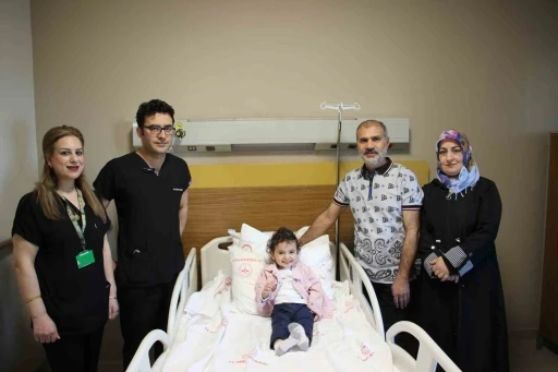 24 aylık bebekten 1.5 santimlik taş alındı: Süper mini PNL ile büyük başarı
