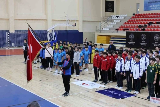 240 sporcunun katılımıyla hentbol k&uuml;&ccedil;&uuml;kler yarı final m&uuml;sabakaları başladı
