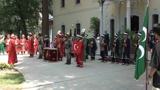 25 &uuml;lkeden &ouml;ğrenciler aynı safta: Mehterle k&uuml;lt&uuml;r k&ouml;pr&uuml;s&uuml; kurdular
