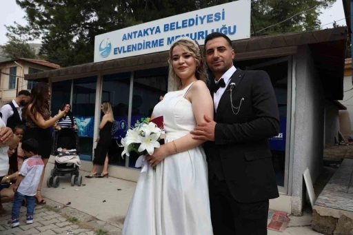 27 bin 20 depremzede &ccedil;ift evlilik kredisiyle yuvasını kurdu
