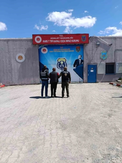 27 yıl hapis cezasıyla aranan cezaevi firarisi Kars&rsquo;ta yakalandı

