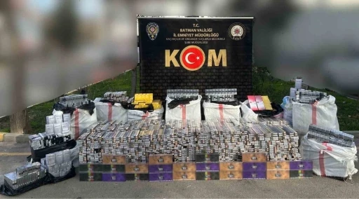 28 bin paket ka&ccedil;ak sigara hurdaların altından &ccedil;ıktı
