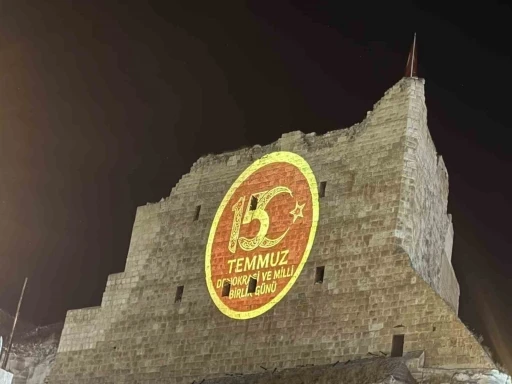 3 bin yıllık Birecik Kalesi&rsquo;nde 15 Temmuz&rsquo;a &ouml;zel ışık g&ouml;sterisi
