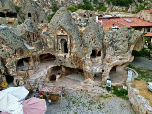 3 bin yıllık Frig Vadisi yaz sezonunda ziyaret&ccedil;i akınına uğruyor
