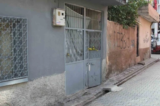 3 &ccedil;ocuk annesi eşini bı&ccedil;aklayarak &ouml;ld&uuml;rd&uuml;