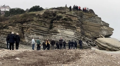 3 g&uuml;nd&uuml;r kayıp olan kadın kayalıklarda &ouml;l&uuml; bulundu
