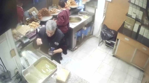 3 kadının telefonunu yankesicilik y&ouml;ntemiyle &ccedil;aldı, ifadesi şaşkına &ccedil;evirdi: "Dayanamayıp &ccedil;alıyorum"
