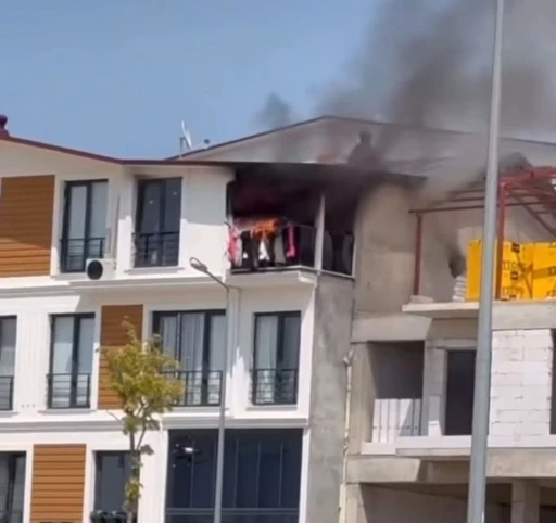 3 katlı binanın çatı katı alevlere teslim oldu
