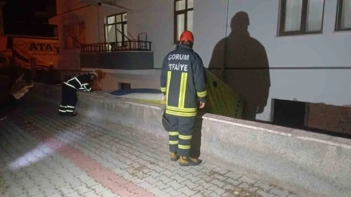 3 katlı binanın çatısında intihara kalkışan şahsı polis ikna etti
