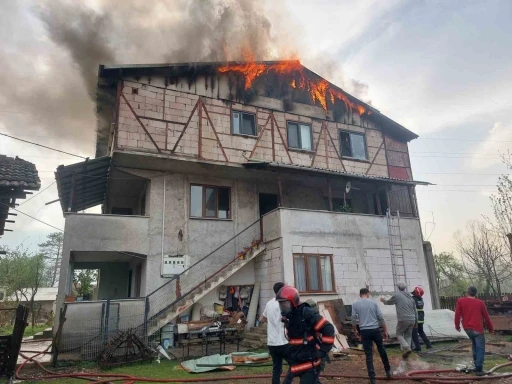 3 katlı evin son katı alev alev yandı
