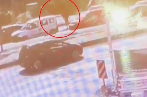 3 kişinin hayatını kaybettiği silahlı saldırı kamerada
