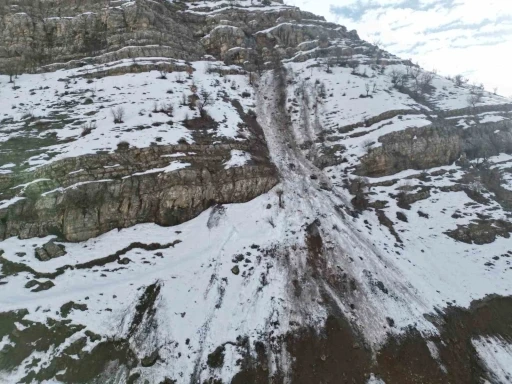 30 ke&ccedil;inin telef olduğu kayaların d&uuml;şt&uuml;ğ&uuml; b&ouml;lge g&uuml;nd&uuml;z g&ouml;r&uuml;nt&uuml;lendi
