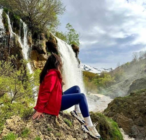 30 metreden d&ouml;k&uuml;len Konarlı Şelalesi doğaseverleri b&uuml;y&uuml;l&uuml;yor
