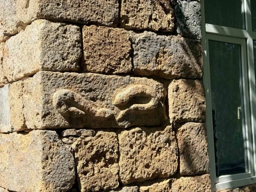 30 yıl &ouml;nce kendi emeğiyle yaptığı ev turistlerin ilgi odağı oldu
