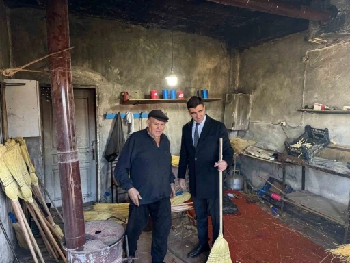 30 yıldır süpürge yapıyor, &quot;bu meslek benim ömrüm&quot; diyor
