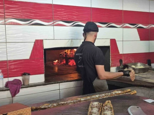 300 derecelik fırına aldırış etmeden 12 saat boyunca mesleklerini s&uuml;rd&uuml;r&uuml;yorlar
